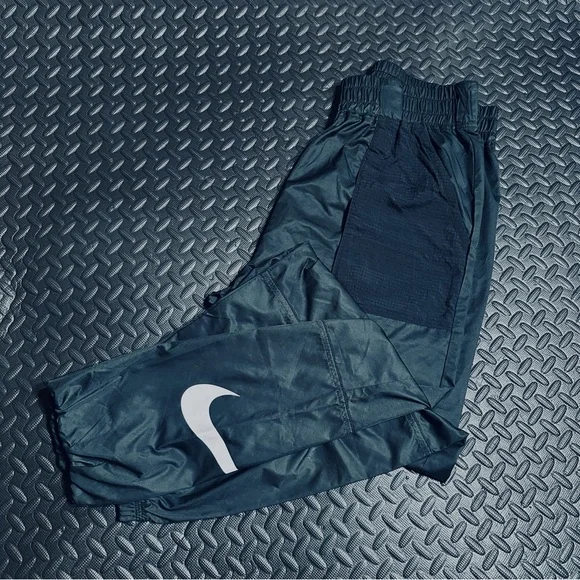 Women’s Nike swoosh black jogger pants - Picture 2 of 14